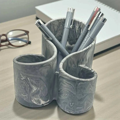 Organisateur à maquillage en Jesmonite noir marbré blanc et gris avec compartiments ondulés, design moderne et artisanal.