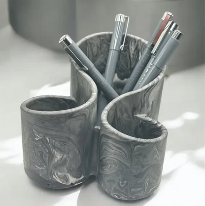 Élégant organisateur à crayons ou pinceaux en Jesmonite noir marbré de blanc et gris. Fait main, chic et écoresponsable. Idéal pour bureau, coiffeuse ou cadeau déco.