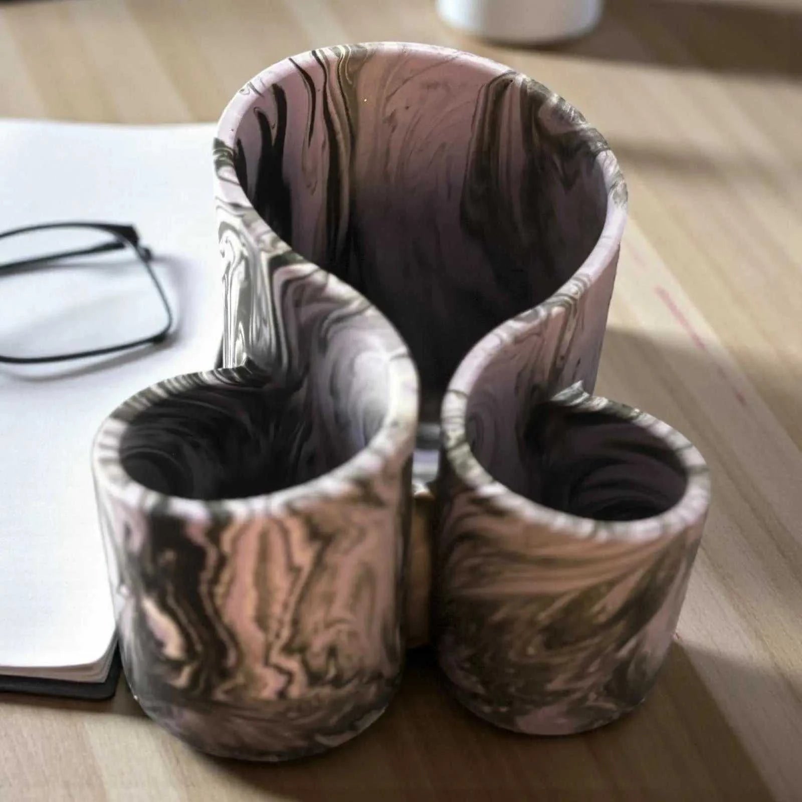 Organisateur chic en Jesmonite noir et violet clair marbré, fait main en France. Élégant, moderne et artisanal. Idéal pour bureau ou coiffeuse.