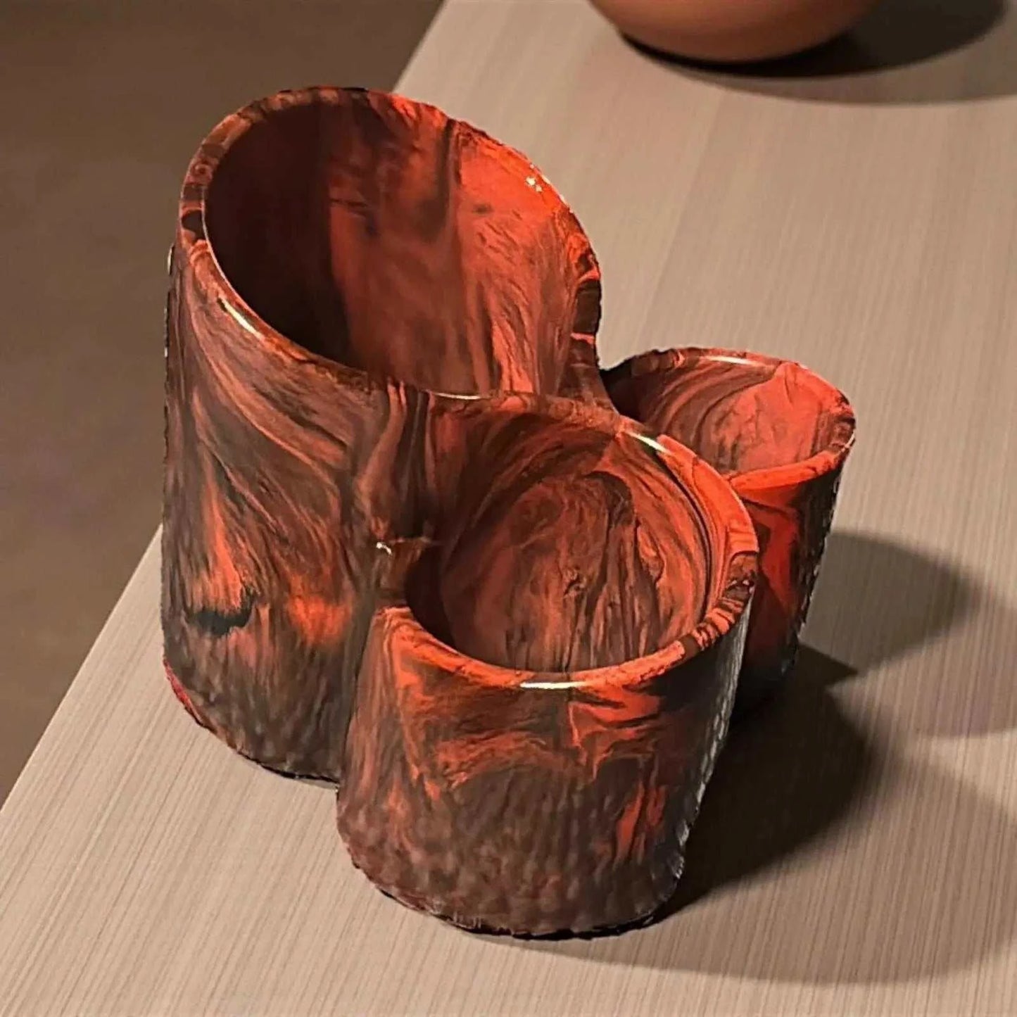 Organisateur rouge vif et noir marbré en Jesmonite, fait main en France. Chic, moderne et audacieux. Idéal pour ranger stylos ou pinceaux de maquillage.