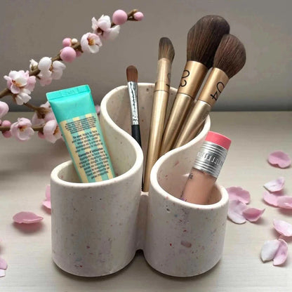 Découvre cet organisateur à maquillage ou à crayons en Jesmonite terrazzo beige et marron. Fait main en France, écoresponsable, chic et kawaii. Idéal pour offrir ou décorer ton espace.