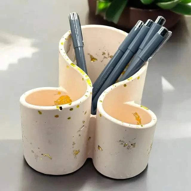 Organisateur en Jesmonite fait main, couleur rose poudré avec paillettes dorées. 13×13,5×11 cm. Chic, kawaii et écoresponsable. Idéal pour coiffeuse ou bureau.