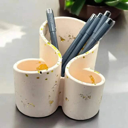 Organisateur en Jesmonite fait main, couleur rose poudré avec paillettes dorées. 13×13,5×11 cm. Chic, kawaii et écoresponsable. Idéal pour coiffeuse ou bureau.