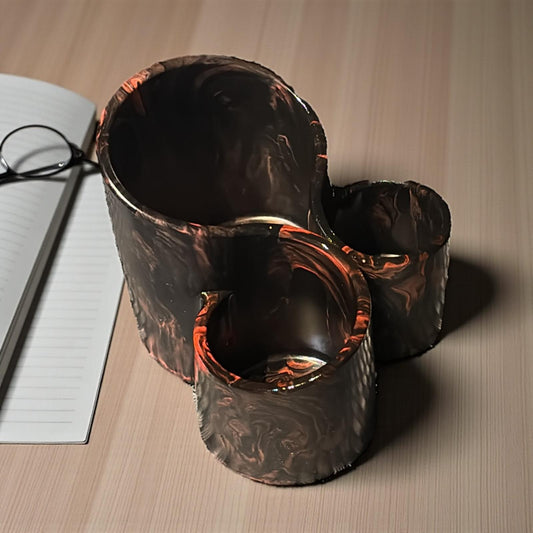 Élégant organisateur en Jesmonite noir avec marbrures rouges. Fait main en France, chic et moderne. Idéal pour coiffeuse ou bureau.