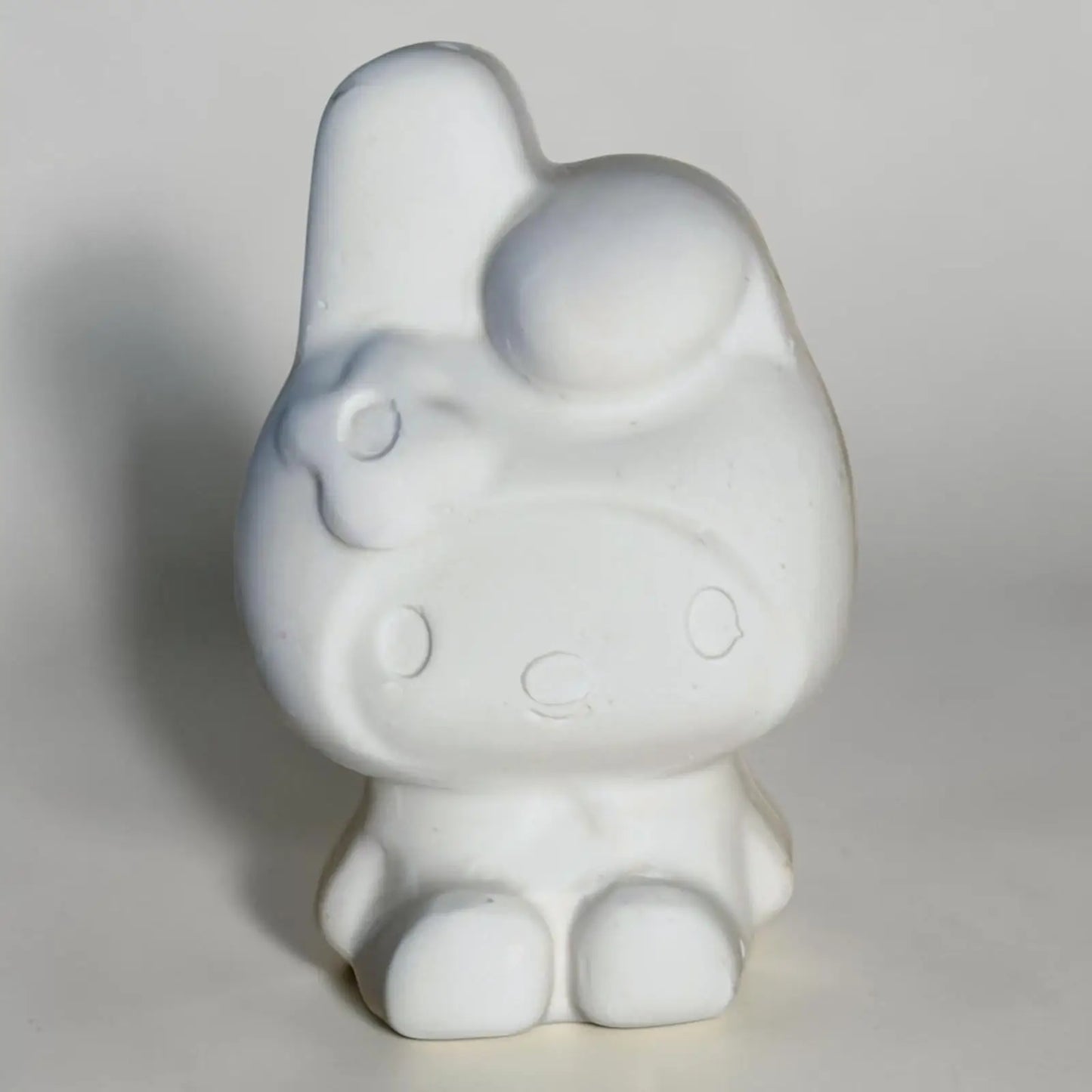 Petite figurine kawaii blanche à peindre style personnage espiègle