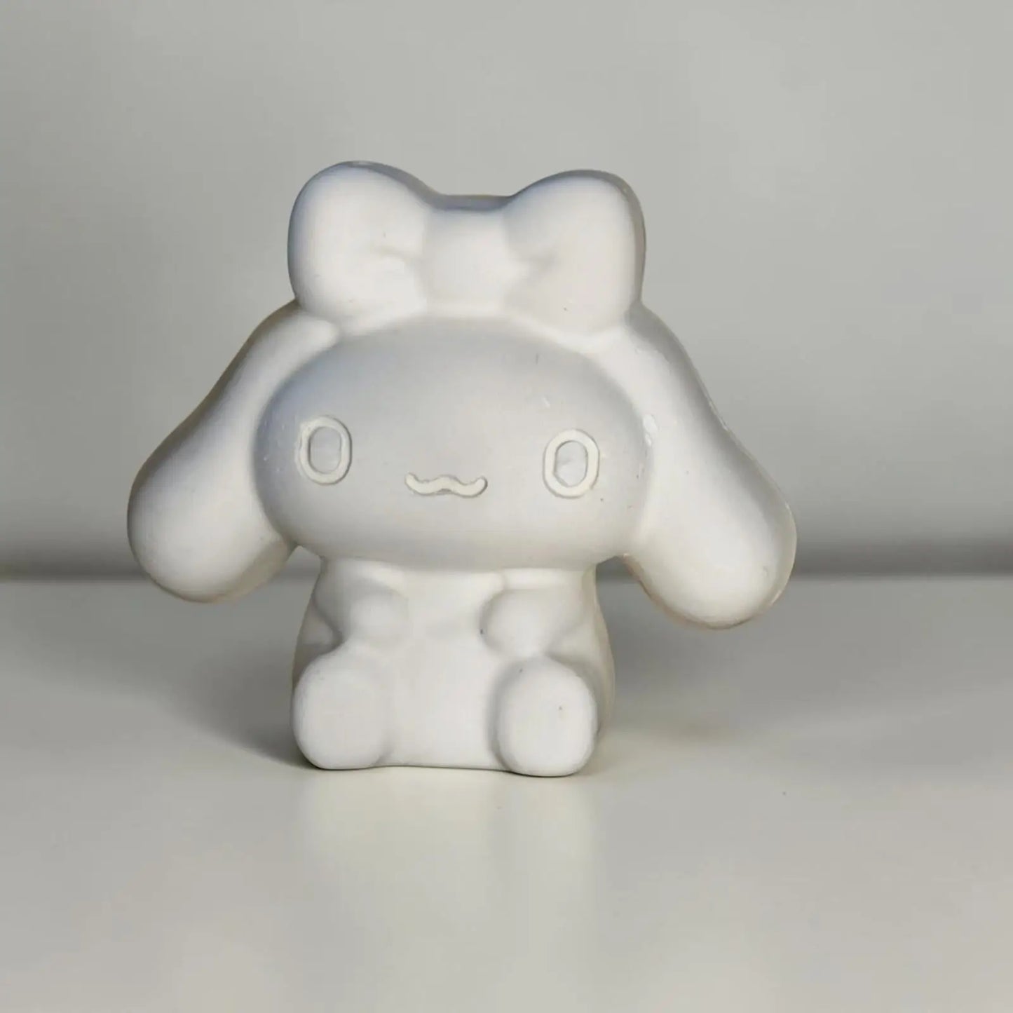 Petite figurine kawaii blanche à peindre style personnage pastel