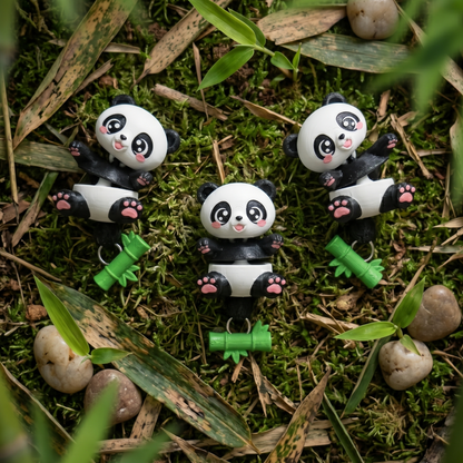 Trois pandas articulés kawaii avec petits bambous verts dans un décor naturel