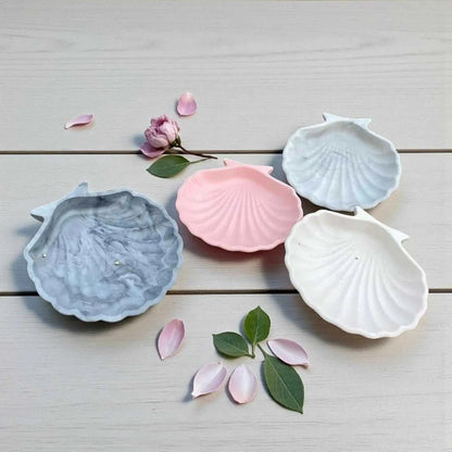 Choisis ta couleur, ton effet et ta finition pour créer ton vide-poche coquillage unique en Jesmonite. Fait main, écoresponsable et 100 % personnalisé 🐚💖