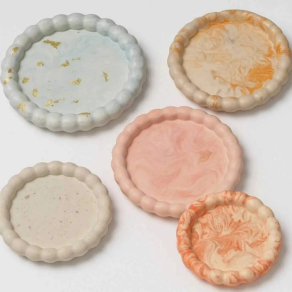Vide-poche marguerite en Jesmonite personnalisable, création artisanale écologique et décorative.