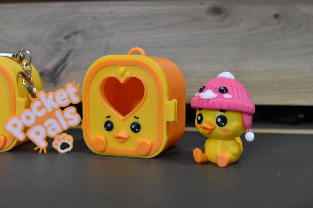Deux Pocket Pals Canard avec mini maisons jaunes - figurines kawaii à collectionner