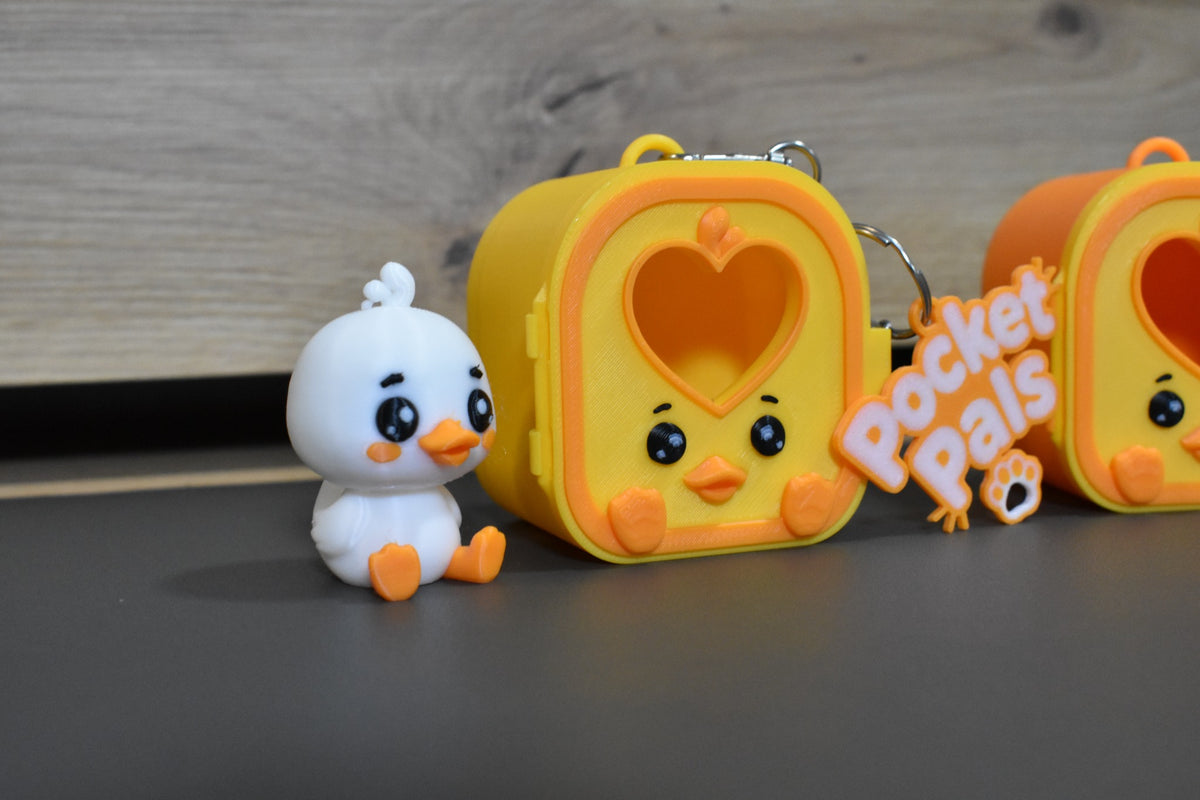 Pocket Pals Canard kawaii jaune avec bonnet rose amovible - gros plan
