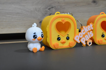 Pocket Pals Canard kawaii jaune avec bonnet rose amovible - gros plan