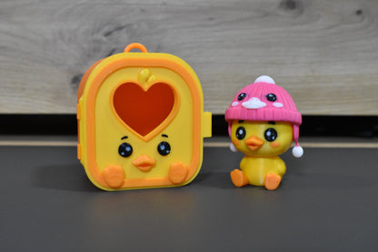 Pocket Pals Canard avec bonnet rose et maison jaune à fenêtre cœur
