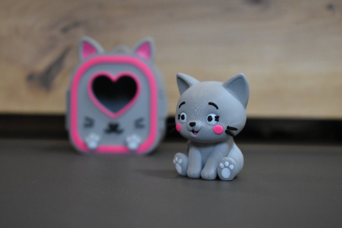 Figurine Pocket Pals Chat gris kawaii avec mini maison en arrière-plan