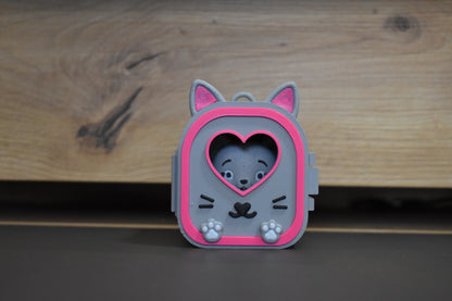Pocket Pals Chat dans sa mini maison fermée avec fenêtre cœur