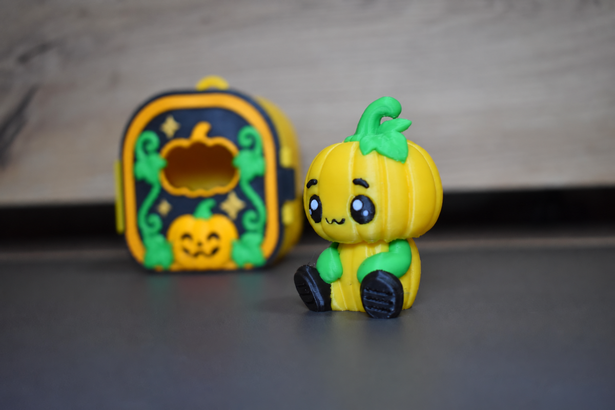 Figurine citrouille kawaii amovible devant sa maison Pocket Pals