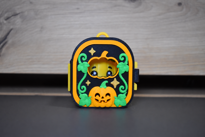 Pocket Pals citrouille kawaii dans sa maison automnale fermée