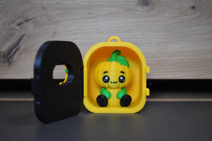 Maison Pocket Pals ouverte avec petite citrouille kawaii à l’intérieur