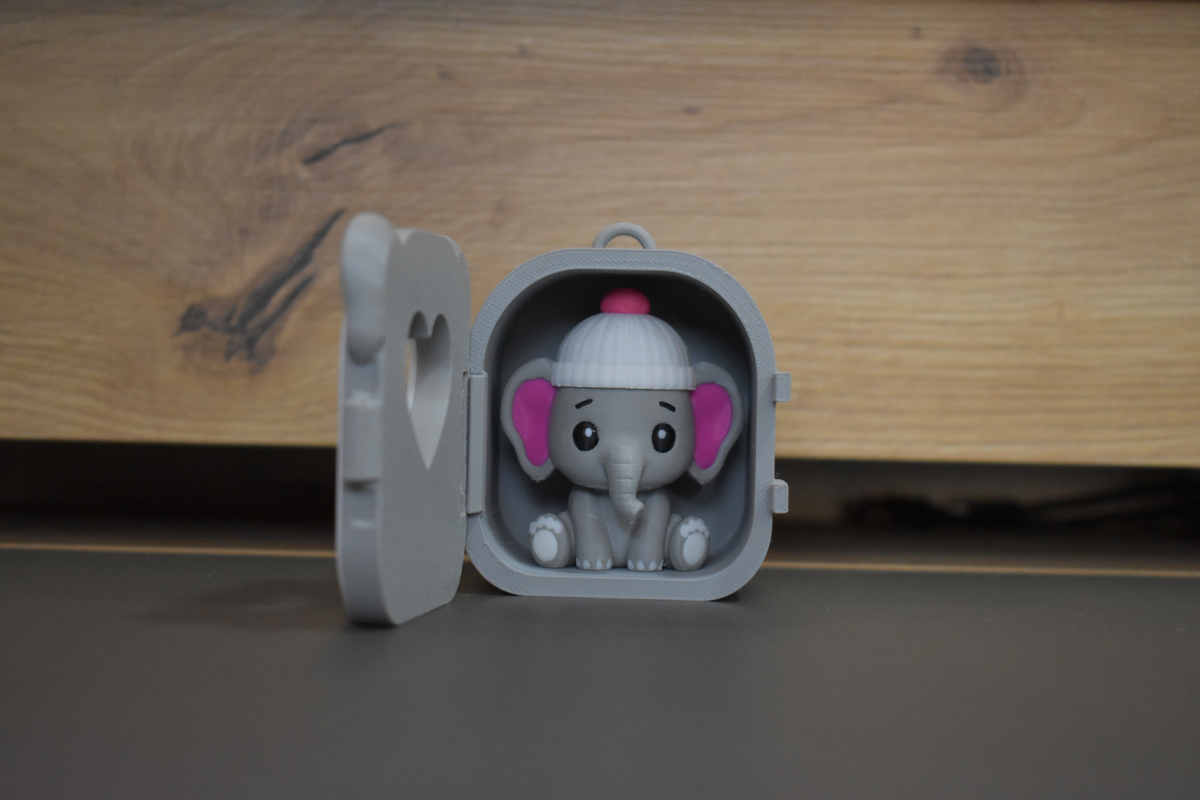 Pocket Pals Éléphant installé dans sa mini maison à fenêtre cœur
