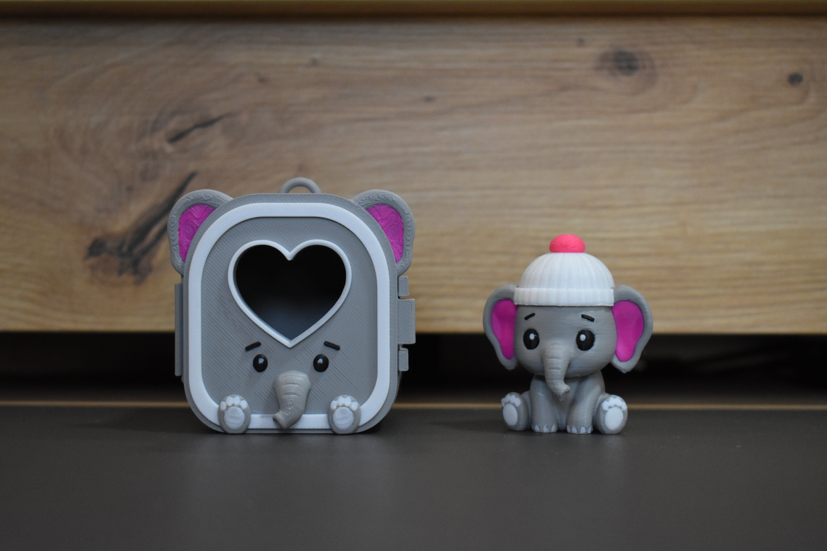 Pocket Pals Éléphant avec mini maison grise et bonnet blanc rose