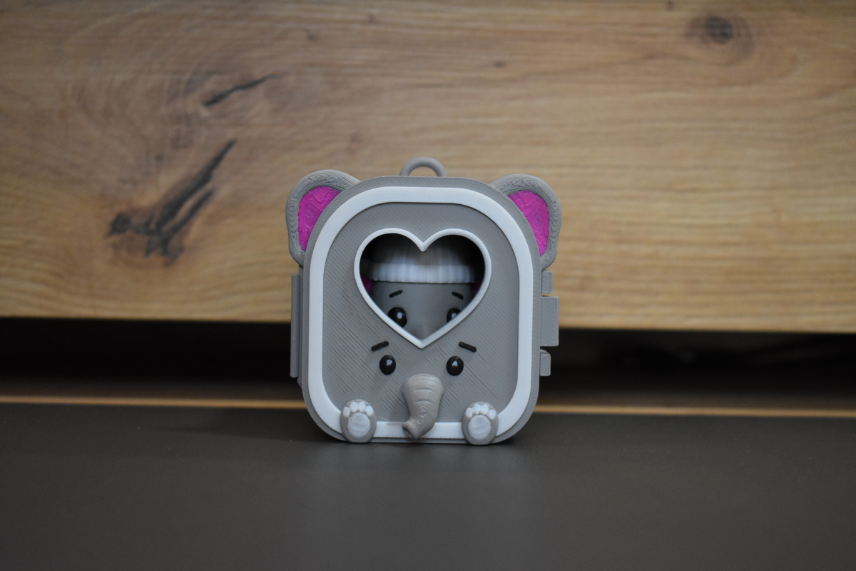 Pocket Pals Éléphant dans sa mini maison grise avec fenêtre cœur