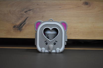 Pocket Pals Éléphant dans sa mini maison grise avec fenêtre cœur
