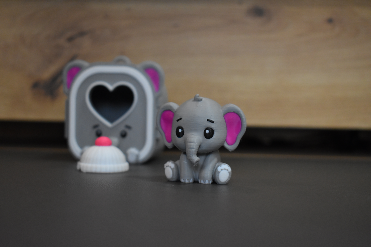 Pocket Pals Éléphant kawaii sans bonnet avec mini maison assortie