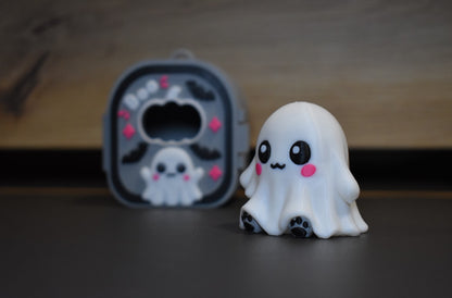 Fantôme Pocket Pals amovible devant sa maison décorée Halloween