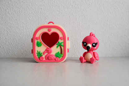 Pocket Pals Flamant rose : figurine rose et mini maison tropicale à fenêtre cœur