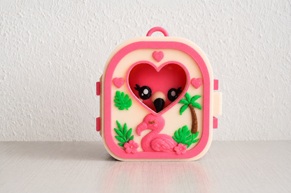 Mini maison Pocket Pals Flamant rose fermée, figurine visible par la fenêtre cœur