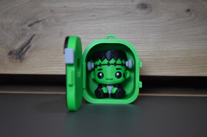 Maison Pocket Pals ouverte avec figurine Frankenstein kawaii à l’intérieur