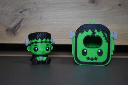 Petit Frankenstein amovible devant sa maison Pocket Pals verte