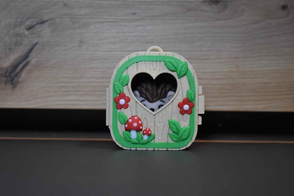 Mini maison Pocket Pals Hérisson fermée avec fenêtre cœur et décor champignons