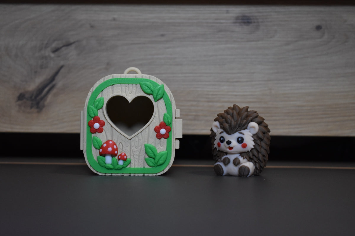 Pocket Pals Hérisson avec sa mini maison décorée de feuilles fleurs et champignons