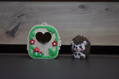 Pocket Pals Hérisson avec sa mini maison décorée de feuilles fleurs et champignons