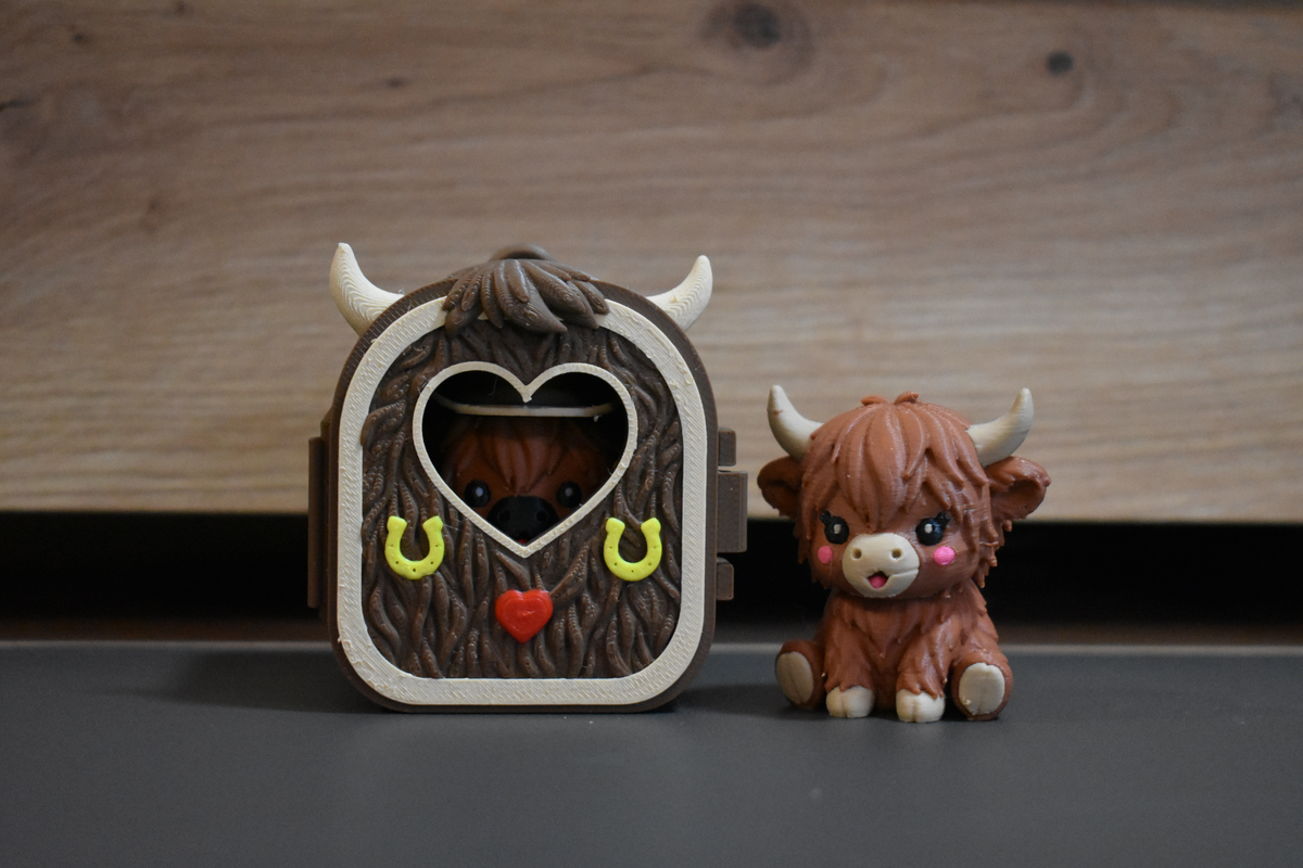 Pocket Pals Highland Cow sans chapeau avec mini maison brune décorée de fers à cheval