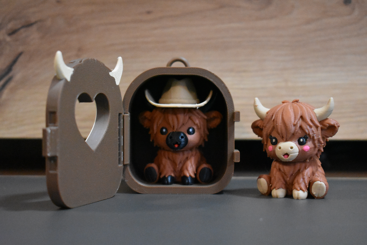 Pocket Pals Highland Cow maison ouverte avec modèle chapeau cowboy et modèle sans chapeau