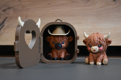 Pocket Pals Highland Cow maison ouverte avec modèle chapeau cowboy et modèle sans chapeau