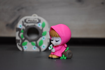 Figurine Pocket Pals Masha rose tenant une fleur - impression 3D kawaii