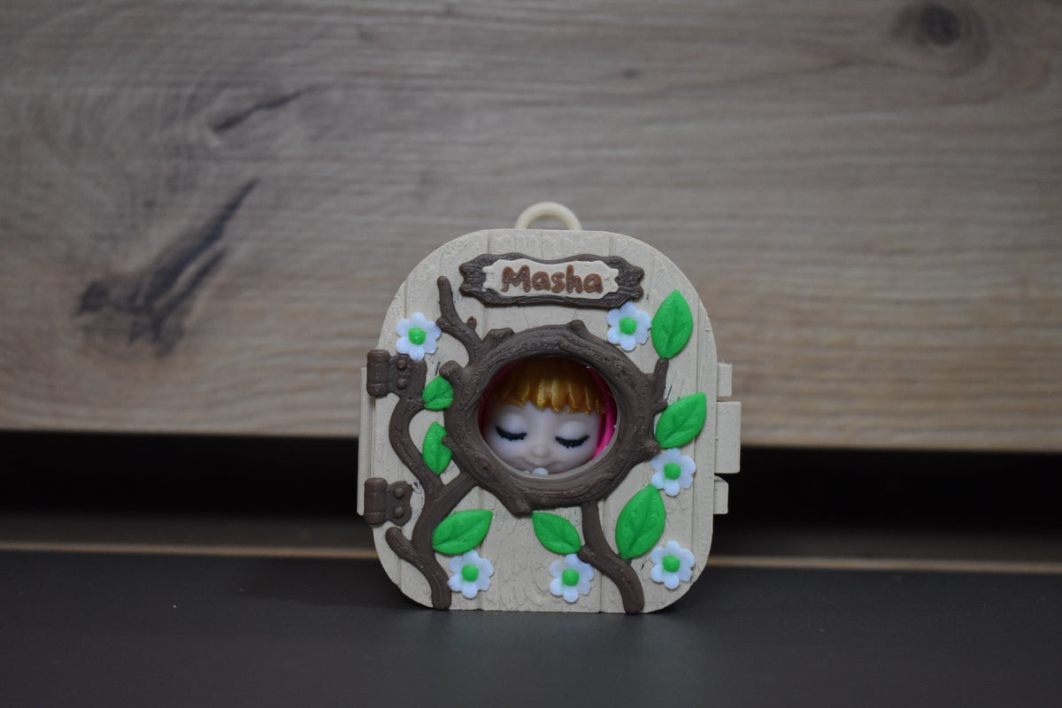 Mini maison Pocket Pals Masha fermée avec fenêtre ronde et décor fleuri