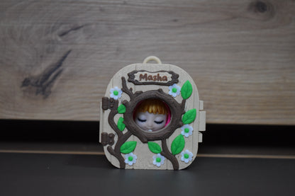 Mini maison Pocket Pals Masha fermée avec fenêtre ronde et décor fleuri