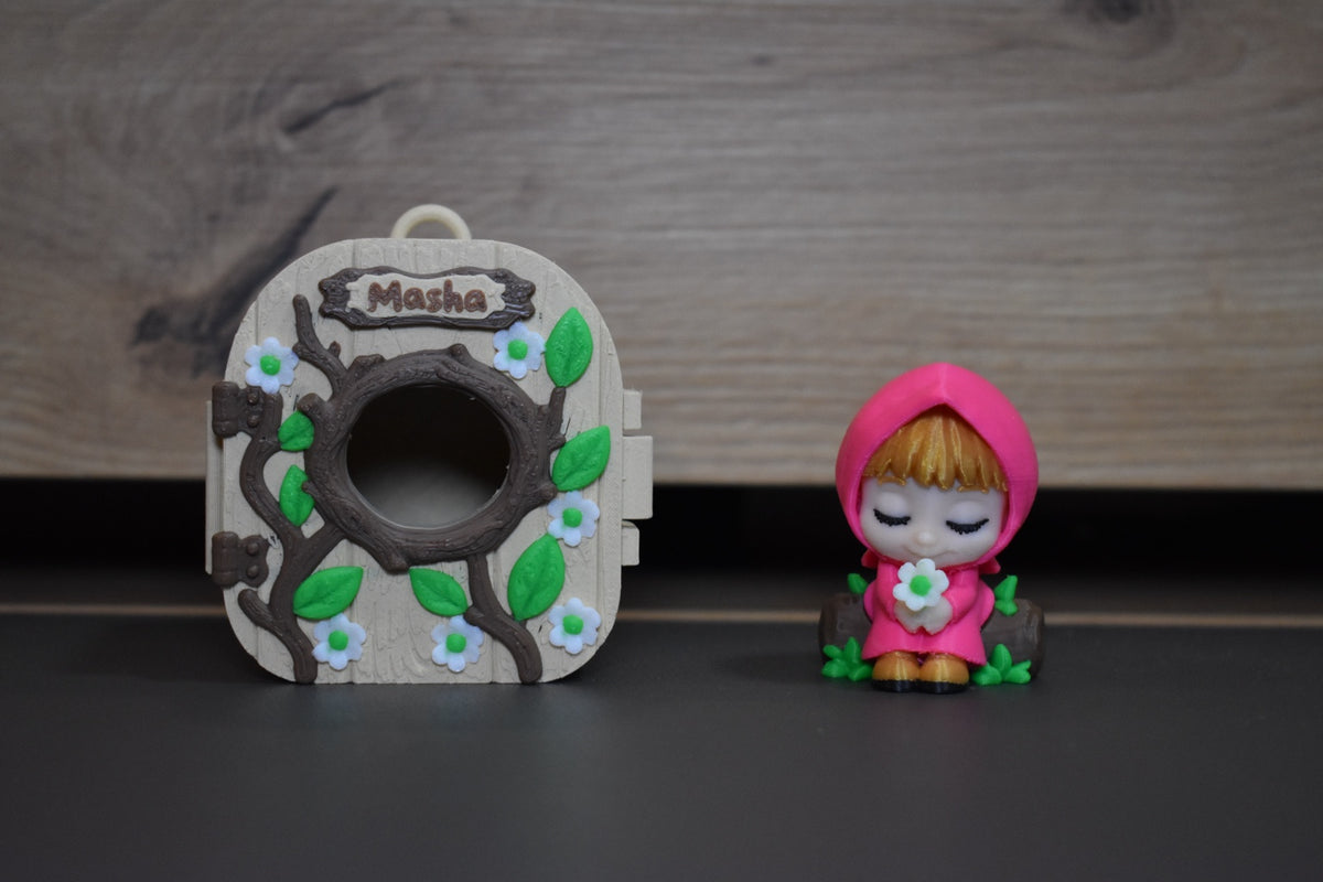 Pocket Pals Masha avec sa mini maison décorée de branches feuilles et fleurs