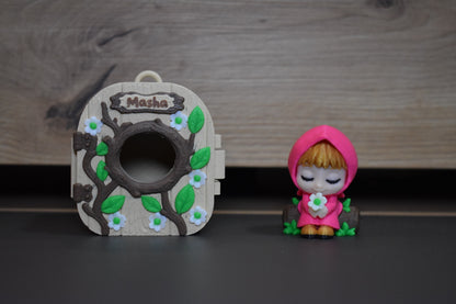 Pocket Pals Masha avec sa mini maison décorée de branches feuilles et fleurs