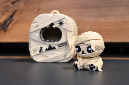 Petite figurine momie kawaii amovible devant sa maison