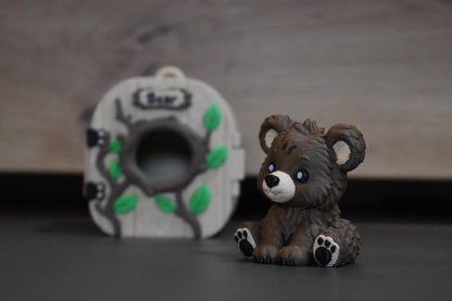 Mini figurine ours Pocket Pals en impression 3D avec maison forêt en arrière-plan