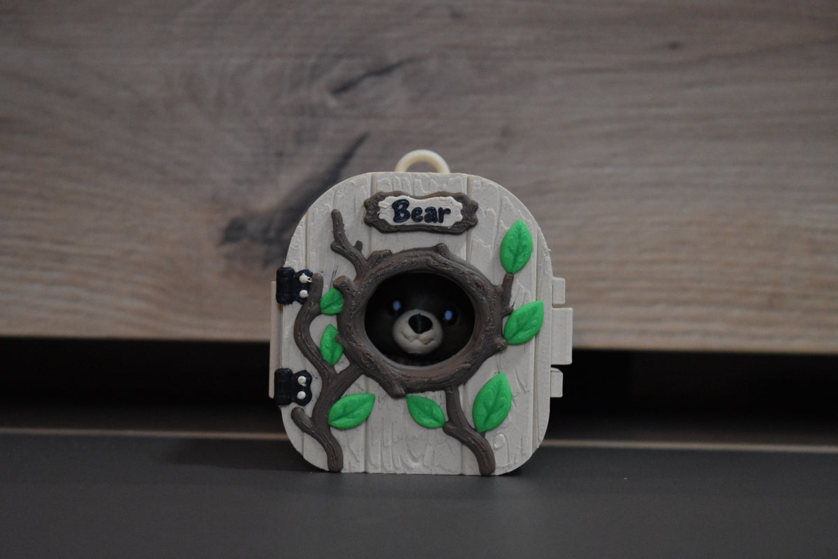 Pocket Pals Ours fermé, petit ours visible par la fenêtre ronde