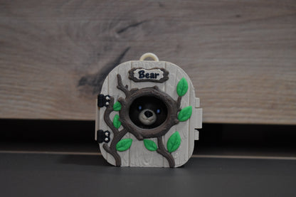 Pocket Pals Ours fermé, petit ours visible par la fenêtre ronde