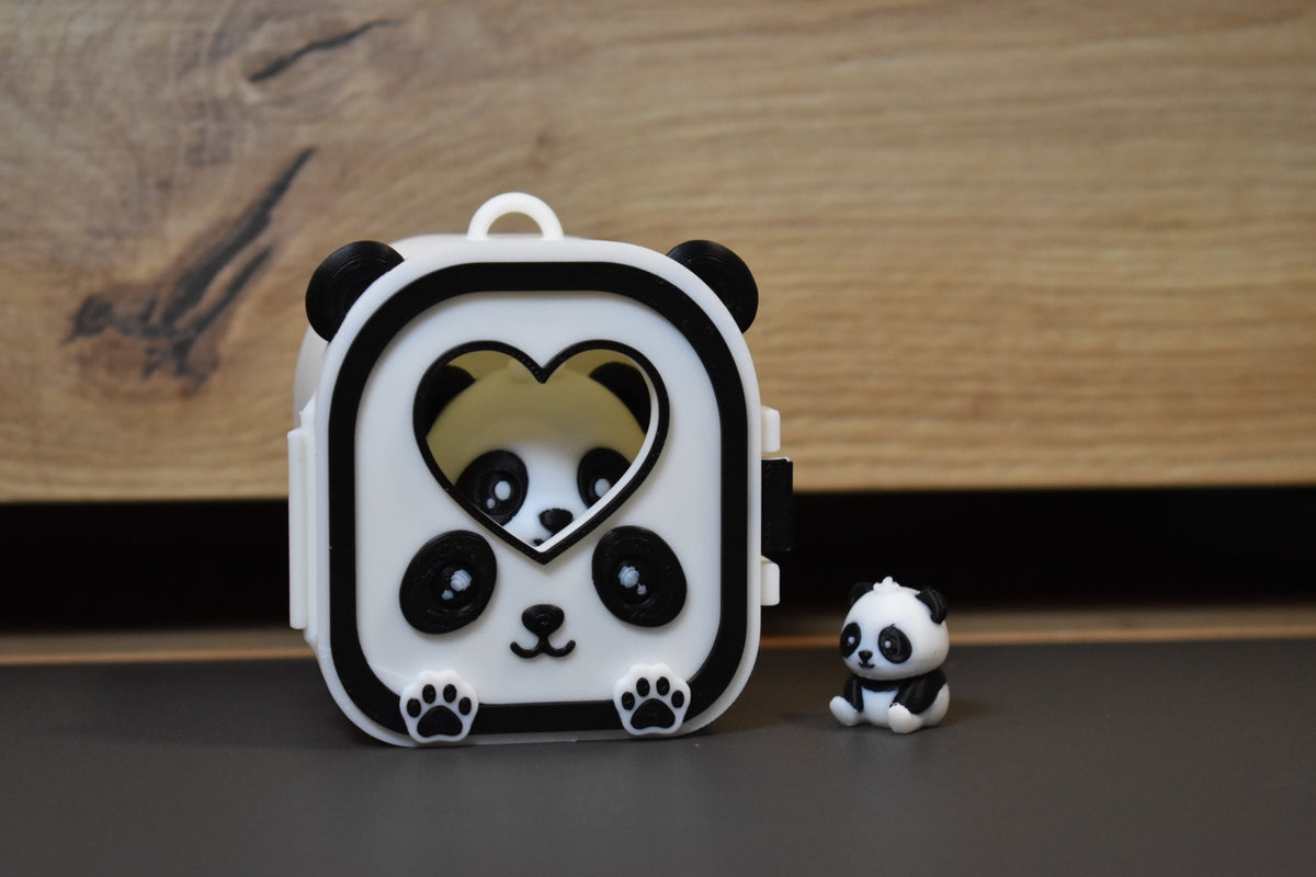 Maison Pocket Pals Panda avec panda visible dans le coeur