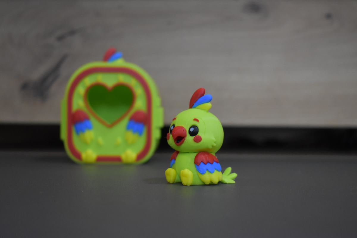 Gros plan du Pocket Pals Perroquet vert, rouge, bleu et jaune - figurine kawaii imprimée en 3D
