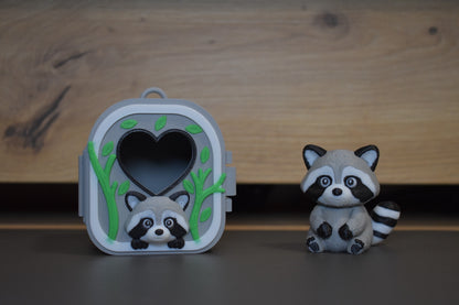 Pocket Pals raton laveur avec sa maison décorée de branches et feuilles – figurine 3D kawaii